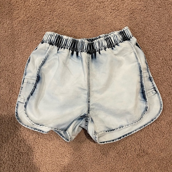 SHEIN Elastic Waist Dolphin Denim shorts - Picture 2 of 8